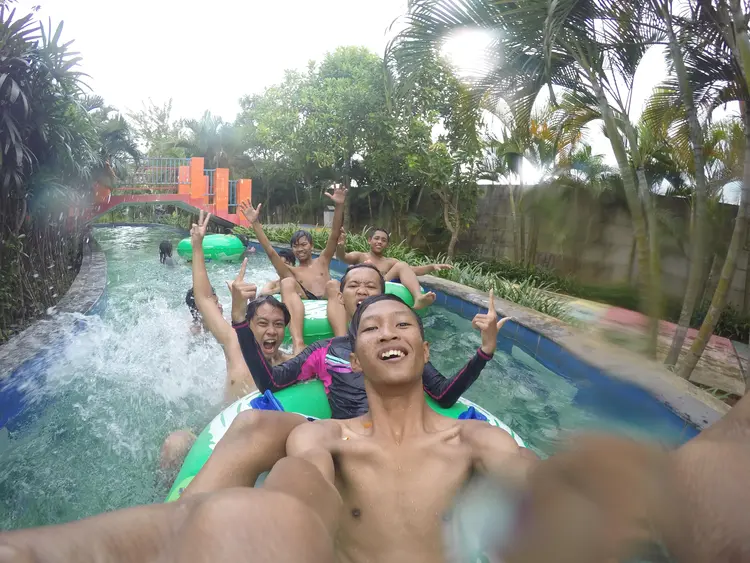 Tim Dolan adalah suatu Tim main yang berisi pemuda yang cinta Kristus